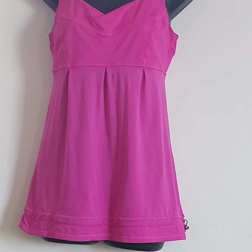 Lululemon Women's gym muscle tee.